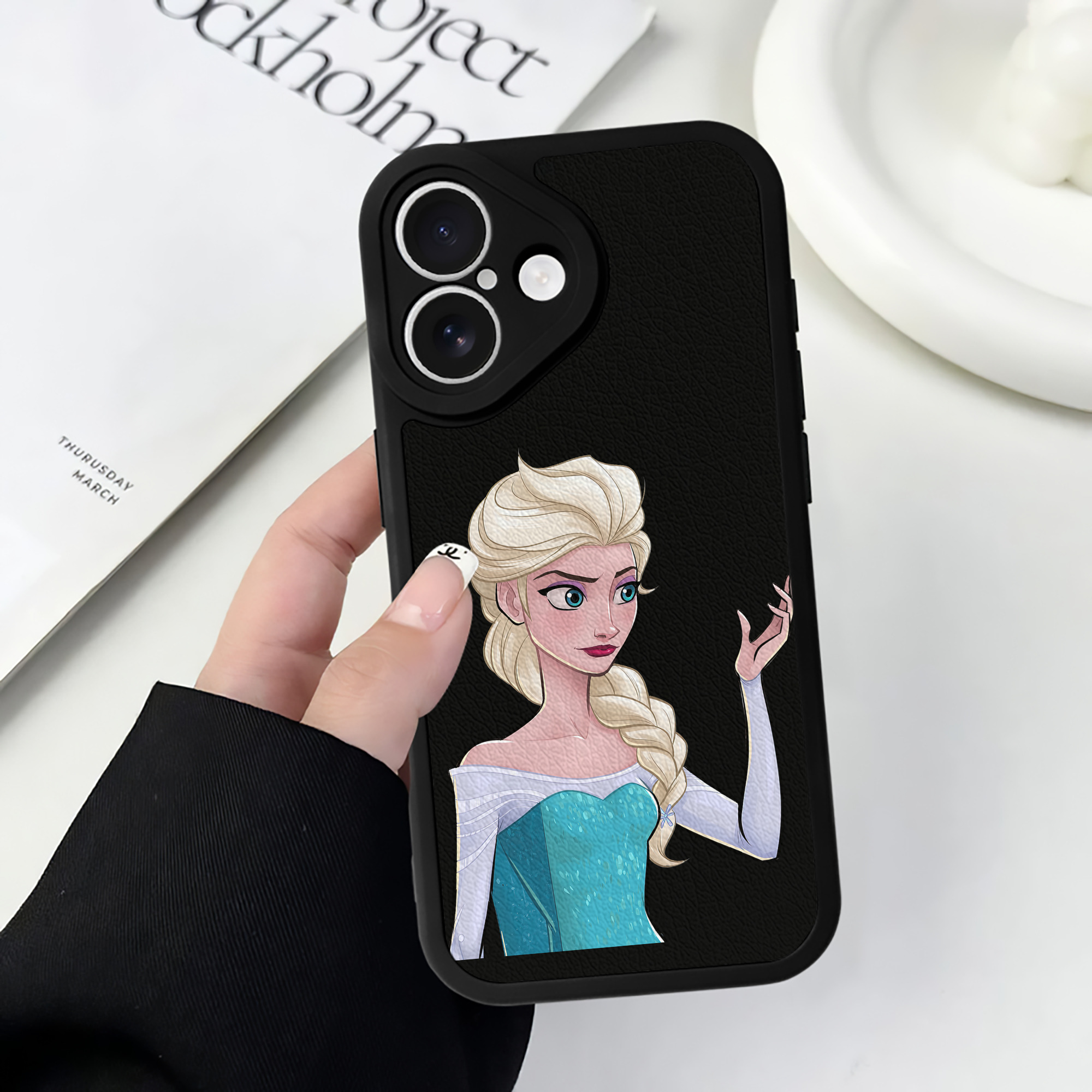 （画像用） アナと雪の女王 アンナ エルサ Frozen Anna Elsa 【iPhone 16シリーズ対応】シリコンスマホケース（レザー調） 材質：シリコン